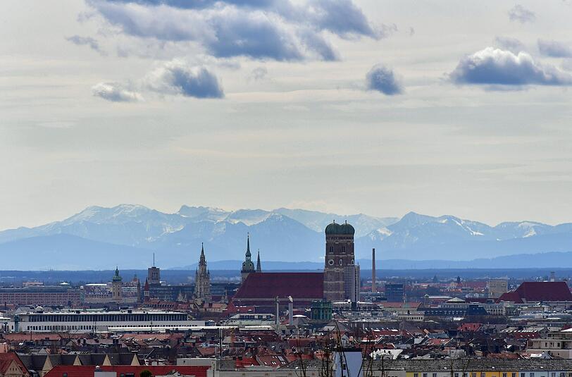 Schwenken bald die Baukräne ihre Arme über München, um in der City überall ein, zwei Stockwerke draufzusetzen? Die CSU hält das im Einzugsgebiet der U-Bahn für möglich.