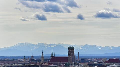Schwenken bald die Baukräne ihre Arme über München, um in der City überall ein, zwei Stockwerke draufzusetzen? Die CSU hält das im Einzugsgebiet der U-Bahn für möglich.