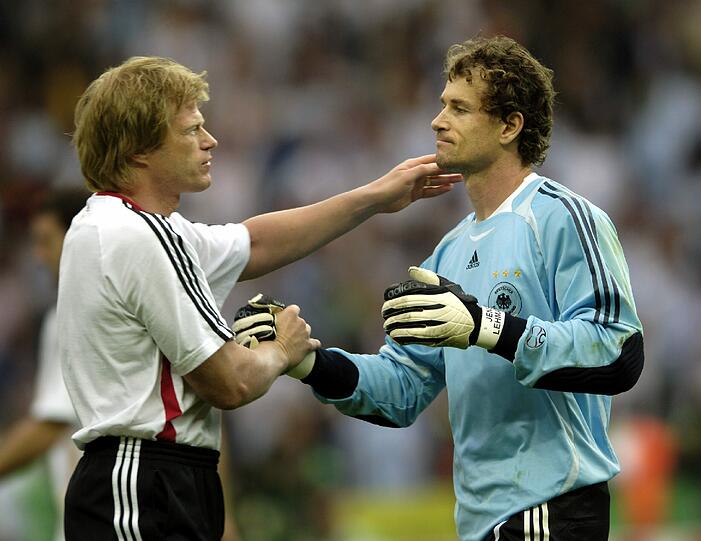 Genauso wie Oliver Kahn, der das Sommermärchen zum großen Teil von der Bank aus verfolgen musste und heute für Fußballübertragungen des ZDF als Experte tätig ist.