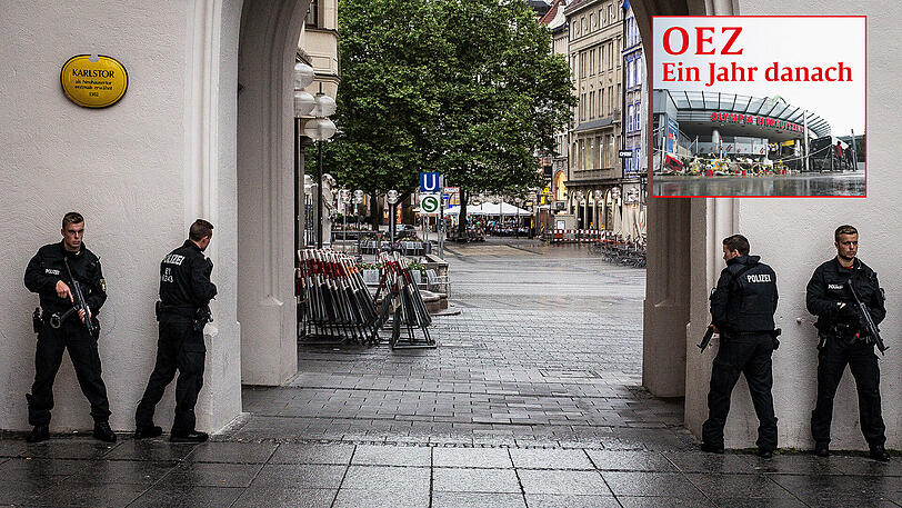 22. Juli 2016: Schwerbewaffnete Polizisten sichern den Stachus, nachdem dort Menschen Schüsse gehört haben wollen. 73 Tatorte werden der Einsatzzentrale an diesem Abend gemeldet.
