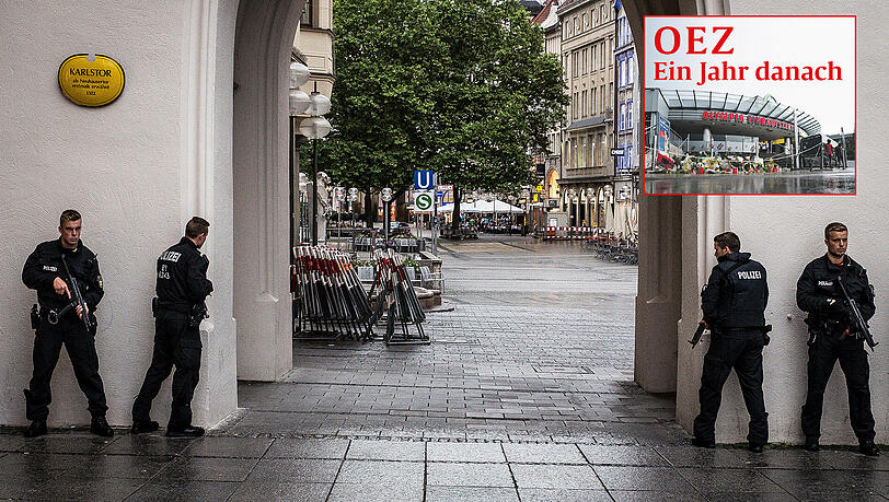 22. Juli 2016: Schwerbewaffnete Polizisten sichern den Stachus, nachdem dort Menschen Schüsse gehört haben wollen. 73 Tatorte werden der Einsatzzentrale an diesem Abend gemeldet. 22. Juli 2016: Schwerbewaffnete Polizisten sichern den Stachus, nachdem dort Menschen Schüsse gehört haben wollen. 73 Tatorte werden der Einsatzzentrale an diesem Abend gemeldet.