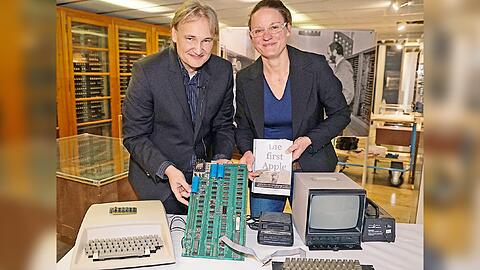Leihgeber Achim Baqué (l.) übergibt Informatik Kuratorin Anja Teuner den Apple 1.