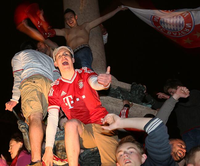 Die Fan-Party am Marienplatz: Bayern-Anhänger haben sogar die Mariensäule eingenommen. Die Bilder