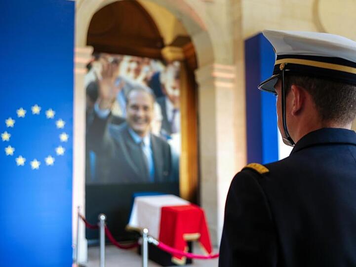 Ein Offizier vor dem aufgebahrten Sarg des verstorbenen französischen Präsidenten Chirac im Pariser Invalidendom.