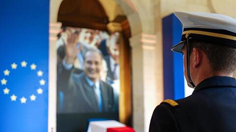 Ein Offizier vor dem aufgebahrten Sarg des verstorbenen französischen Präsidenten Chirac im Pariser Invalidendom.