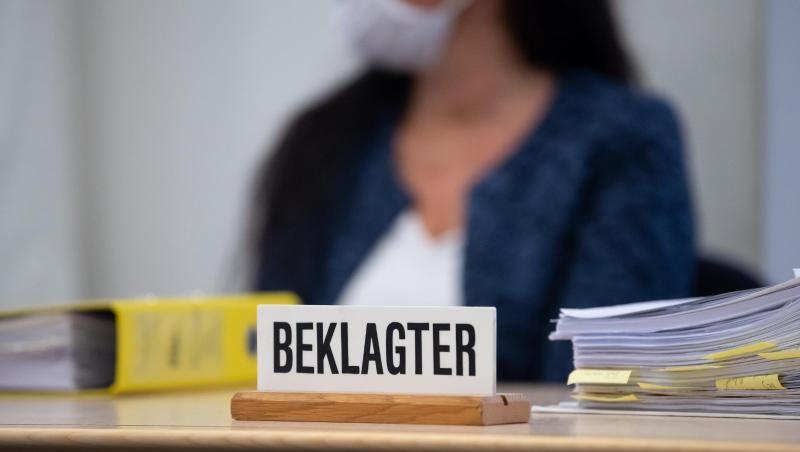 Die angeklagte Heilpraktikerin sitzt vor Prozessbeginn im Oberlandesgericht im Sitzungssaal auf ihrem Platz.