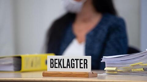 Die angeklagte Heilpraktikerin sitzt vor Prozessbeginn im Oberlandesgericht im Sitzungssaal auf ihrem Platz.