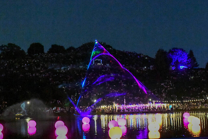 Eine Laserinstallation bei der Eröffnungsfeier.