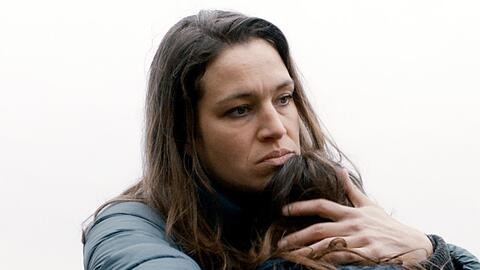 "Kalt": Erzieherin Kathleen (Franziska Hartmann, l.) hat trotz der Ablehnung ihrer Kollegin Miriam (Svenja Hermuth) Verständnis für ihre Sorgen.