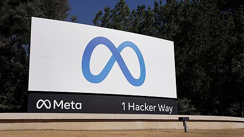 Das Logo von Meta vor der Unternehmenszentrale in Menlo Park, Kalifornien. Meta musste die Clip-Plattform Giphy verkaufen - und verlor dabei viele Millionen.