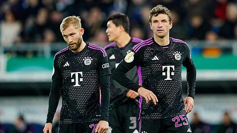 Der FC Bayern um Konrad Laimer (l) geht mit Personalsorgen in das Spitzenspiel in Dortmund.