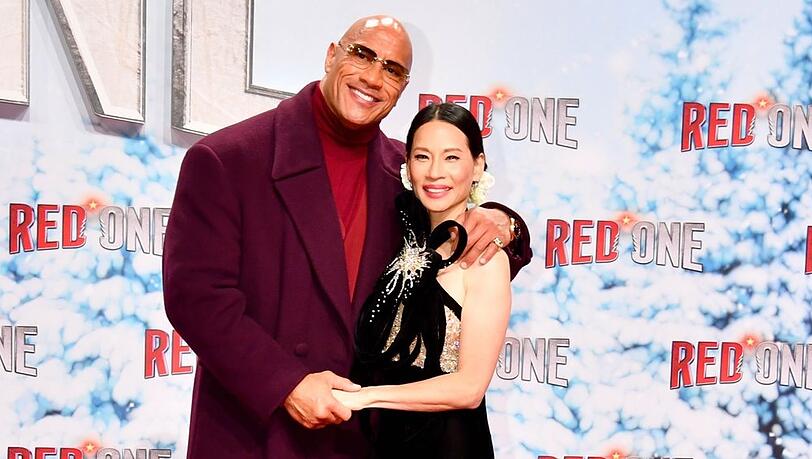 Dwayne Johnson und Lucy Liu posierten am 3. November in Berlin zur Premiere von "Red One - Alarmstufe Weihnachten" Arm in Arm.