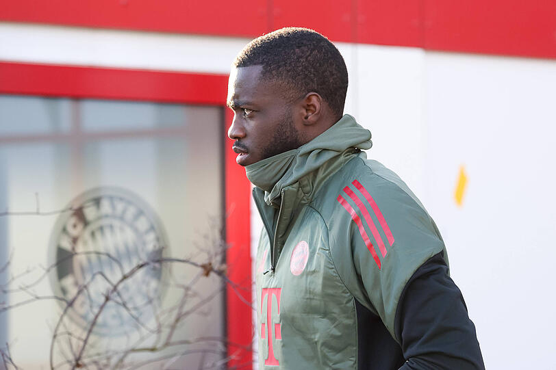 Dayot Upamecano fällt auch gegen Augsburg aus. Dayot Upamecano fällt auch gegen Augsburg aus.