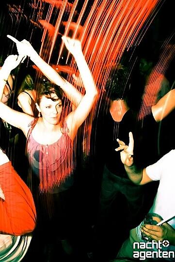 Der totale Trash im 8 Below am Freitag: Die Partyreihe "Hyper Hyper". Unter Sauna-Temperaturen tanzen die Massen zu Musik aus den 90ern. Weitere Fotos von der Veranstaltung gibt's unter www.nachtagenten.de.