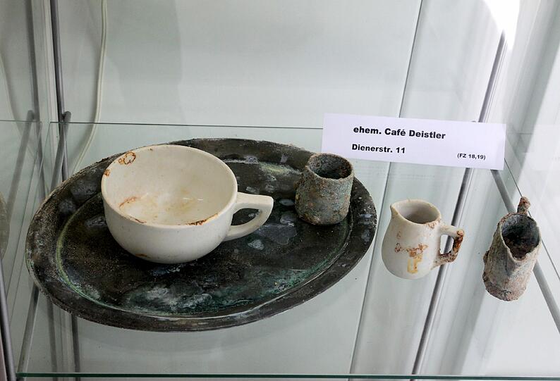 Überreste eines Kaffeekränzchens: Diese Tasse und die Milchkännchen gehörten einst dem Café Deistler in der Dienerstraße.