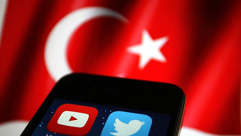 Ein türkisches Gericht hatte YouTube, Twitter und kurzzeitig auch Facebook am Montag sperren lassen. Ein türkisches Gericht hatte YouTube, Twitter und kurzzeitig auch Facebook am Montag sperren lassen.