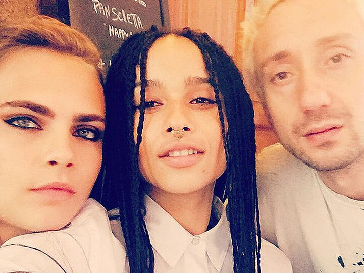 Zoe Kravitz (26), die Tochter von Sänger Lenny Kravitz (50), ließ es mit Model Cara Delevingne (22) krachen. Sie postete einen Schnappschuss hinter den Kulissen und schrieb: "My babes. @caradelevingne @pgdm #cannes".