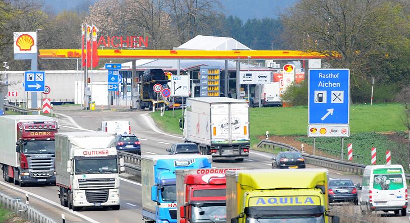 Weil mehr Öl angeboten als nachgefragt wird, können sich die deutschen Autofahrer über billigen Sprit freuen.