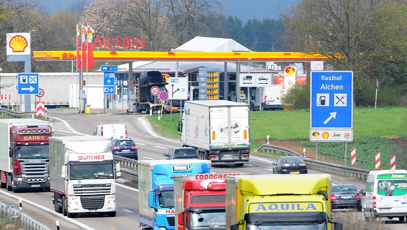 Weil mehr Öl angeboten als nachgefragt wird, können sich die deutschen Autofahrer über billigen Sprit freuen. Weil mehr Öl angeboten als nachgefragt wird, können sich die deutschen Autofahrer über billigen Sprit freuen.