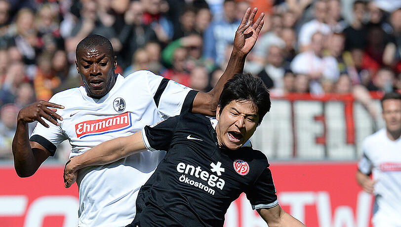 Der Mainzer Joo-Ho Park (r.) wechselt nach übereinstimmenden Medienberichten zu Borussia Dortmund. Der Mainzer Joo-Ho Park (r.) wechselt nach übereinstimmenden Medienberichten zu Borussia Dortmund.