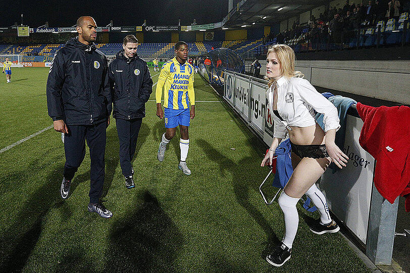 Einlaufkinder waren gestern: Die Bilder von den Einlaufmodels des RKC Waalwijk.
