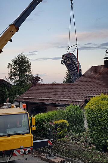 Ein Mann hat mit seinem Porsche die Garagenwand durchbrochen und ist im Garten gelandet. Die Bilder vom Einsatz.