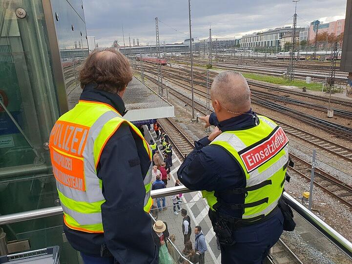 Durch das beherzte Eingreifen eines Passanten konnte die Bundespolizei einen Schubser an der Hackerbrücke stellen. (Symbolbild)