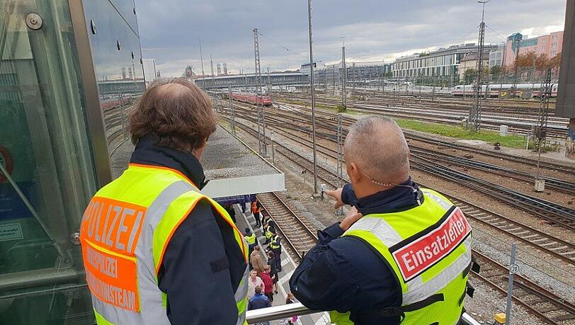 Durch das beherzte Eingreifen eines Passanten konnte die Bundespolizei einen Schubser an der Hackerbrücke stellen. (Symbolbild)