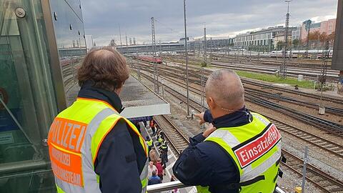 Durch das beherzte Eingreifen eines Passanten konnte die Bundespolizei einen Schubser an der Hackerbrücke stellen. (Symbolbild)