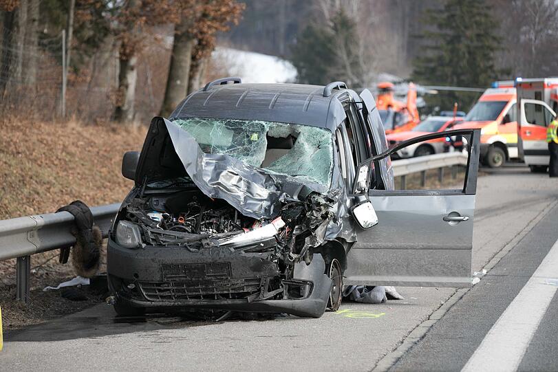 Auf der A8 ist am Mittwochnachmittag ein schwerer Unfall passiert. Ein Geisterfahrer raste in den Gegenverkehr.