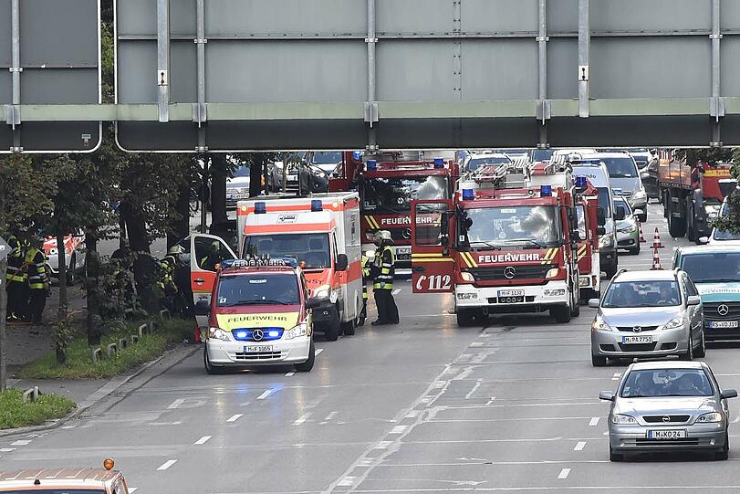 Schwerer Unfall auf der Tegernseer Landstraße: Ein Pkw kam von der Straße ab und raste in einen Baum.
