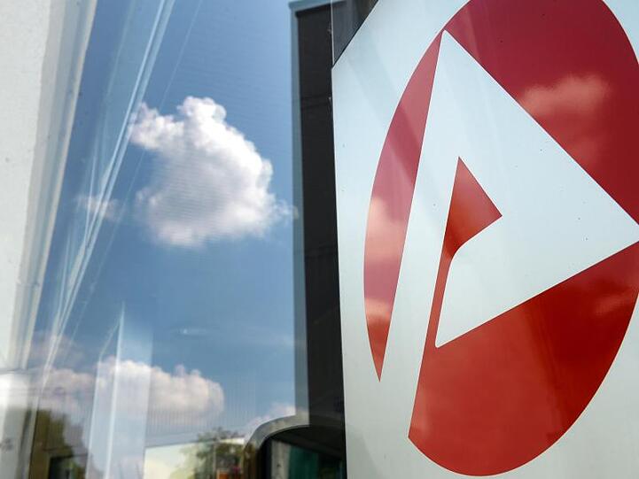 Logo eines Jobcenters. Die Jobcenter sollen zuletzt rund 290 000 Menschen mit einem falschen Status an die BA-Statistik gemeldet - das sind 8,6 Prozent der Leistungsempfänger.