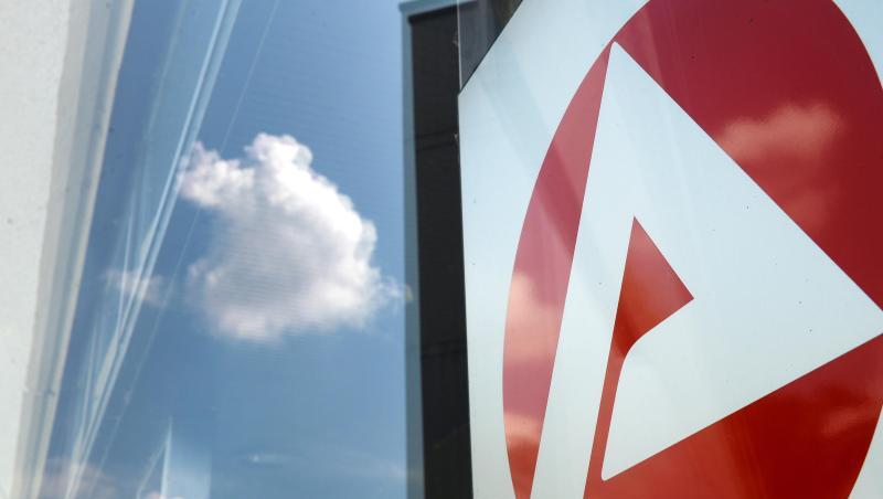 Logo eines Jobcenters. Die Jobcenter sollen zuletzt rund 290 000 Menschen mit einem falschen Status an die BA-Statistik gemeldet - das sind 8,6 Prozent der Leistungsempfänger. Logo eines Jobcenters. Die Jobcenter sollen zuletzt rund 290 000 Menschen mit einem falschen Status an die BA-Statistik gemeldet - das sind 8,6 Prozent der Leistungsempfänger.