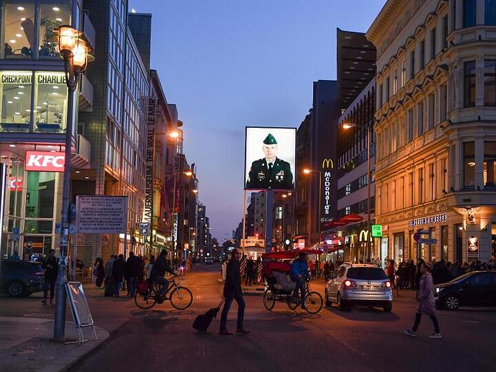 Der Checkpoint Charlie in der Friedrichstraße gehört zu den beliebtesten Sehenswürdigkeiten von Berlin.