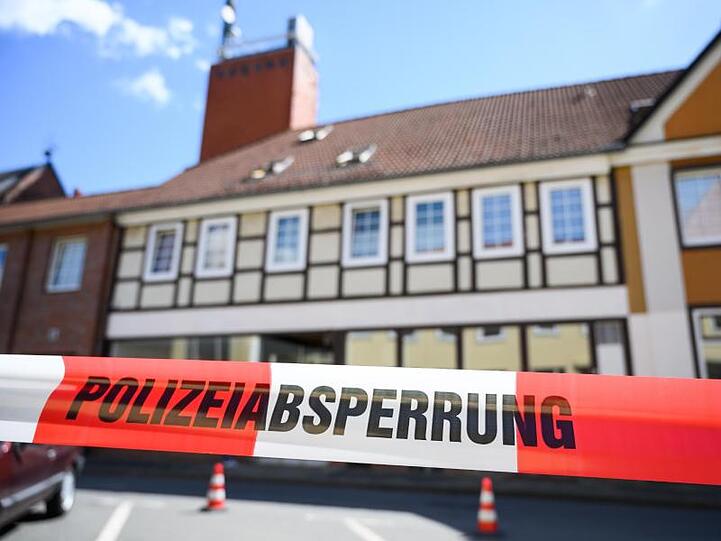 Ein Haus ist mit Polizei Absperrband gesichert. Foto: Christophe Gateau