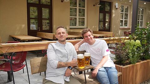 Sie betreiben jetzt den Max-Emanuel-Biergarten (v.l.): Daniel Pietsch und Oscar Schlehaider.