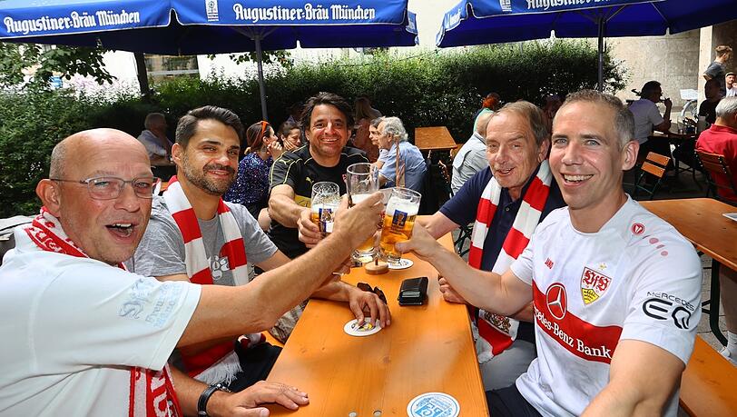 Treffen sich im Sax, um den VfB Stuttgart anzufeuern (v.l.): Michael Hertkorn, Sebastian Herold, Josef Fridolin, Klaus Weber und Thomas Ady. Treffen sich im Sax, um den VfB Stuttgart anzufeuern (v.l.): Michael Hertkorn, Sebastian Herold, Josef Fridolin, Klaus Weber und Thomas Ady.
