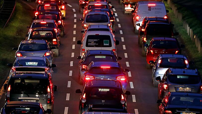 Autos stehen im morgendlichen Berufsverkehr im Stau.