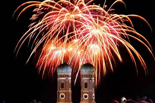 Silvesterfeuerwerk über der Münchner Frauenkirche