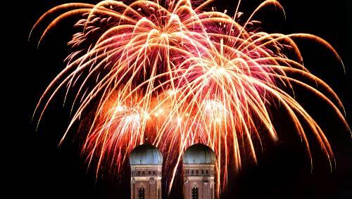 Silvesterfeuerwerk über der Münchner Frauenkirche Silvesterfeuerwerk über der Münchner Frauenkirche