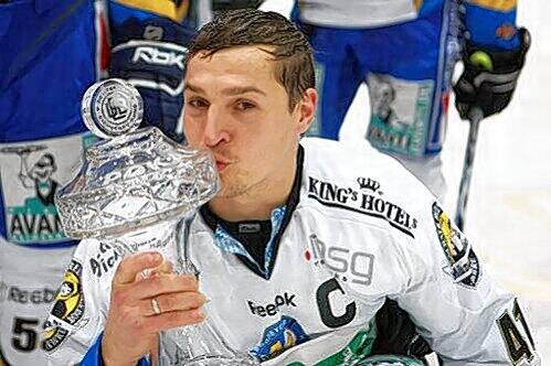 Ein Bussi für den Cup: EHC-Kapitän Andreas Raubal.
