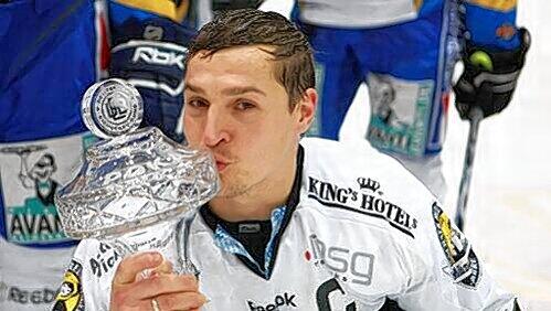 Ein Bussi für den Cup: EHC-Kapitän Andreas Raubal. Ein Bussi für den Cup: EHC-Kapitän Andreas Raubal.
