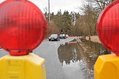 Auch die Verbindungsstraße zwischen Neunhof und Kalchreuth steht teilweise unter Wasser.