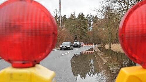 Auch die Verbindungsstraße zwischen Neunhof und Kalchreuth steht teilweise unter Wasser. Auch die Verbindungsstraße zwischen Neunhof und Kalchreuth steht teilweise unter Wasser.