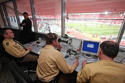 Die Sicherheitszentrale im Stadion: Von hier aus überwacht die Polizei die Fans und kann Störungen frühzeitig verhindern.