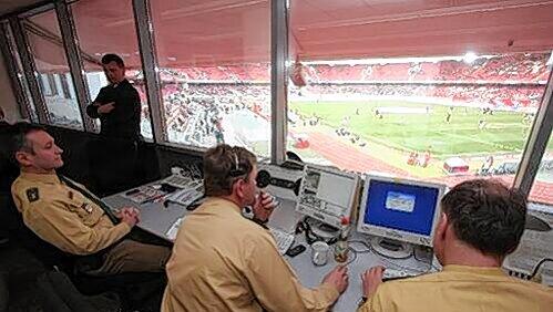 Die Sicherheitszentrale im Stadion: Von hier aus überwacht die Polizei die Fans und kann Störungen frühzeitig verhindern.