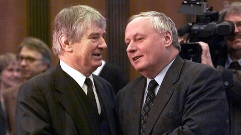 Simon Urbans Roman &bdquo;Plan D&ldquo; macht Oskar Lafontaine zum Bundeskanzler. Otto Schily (li.) ist Chef der DDR-Staatssicherheit.