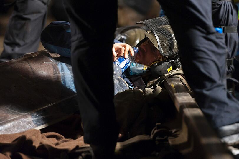Atomkraftgegner haben sich an die Bahngleise der Castor-Transportstrecke angekettet. Die Bilder vom Polizeieinsatz.