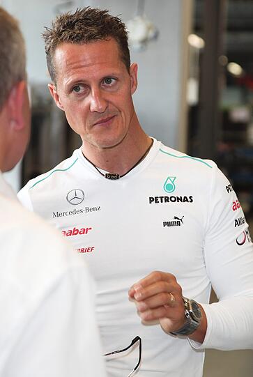 Die Formel 1-Stars auf neuen Wegen: Michael Schumacher und Nico Rosberg stellten ihre Fähigkeiten als Motoren-Monteure unter Beweis - im Mercedes AMG-Werk! Die Bilder.