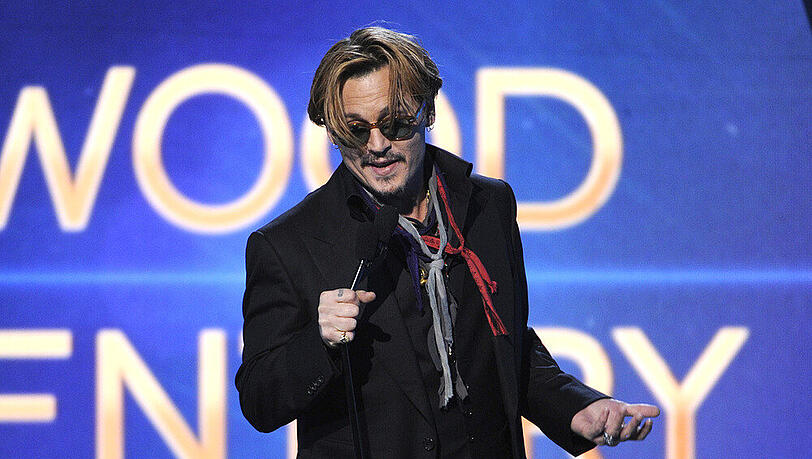 Johnny Depps bizarrer Auftritt bei den Hollywood Press Awards sorgte für Aufsehen Johnny Depps bizarrer Auftritt bei den Hollywood Press Awards sorgte für Aufsehen